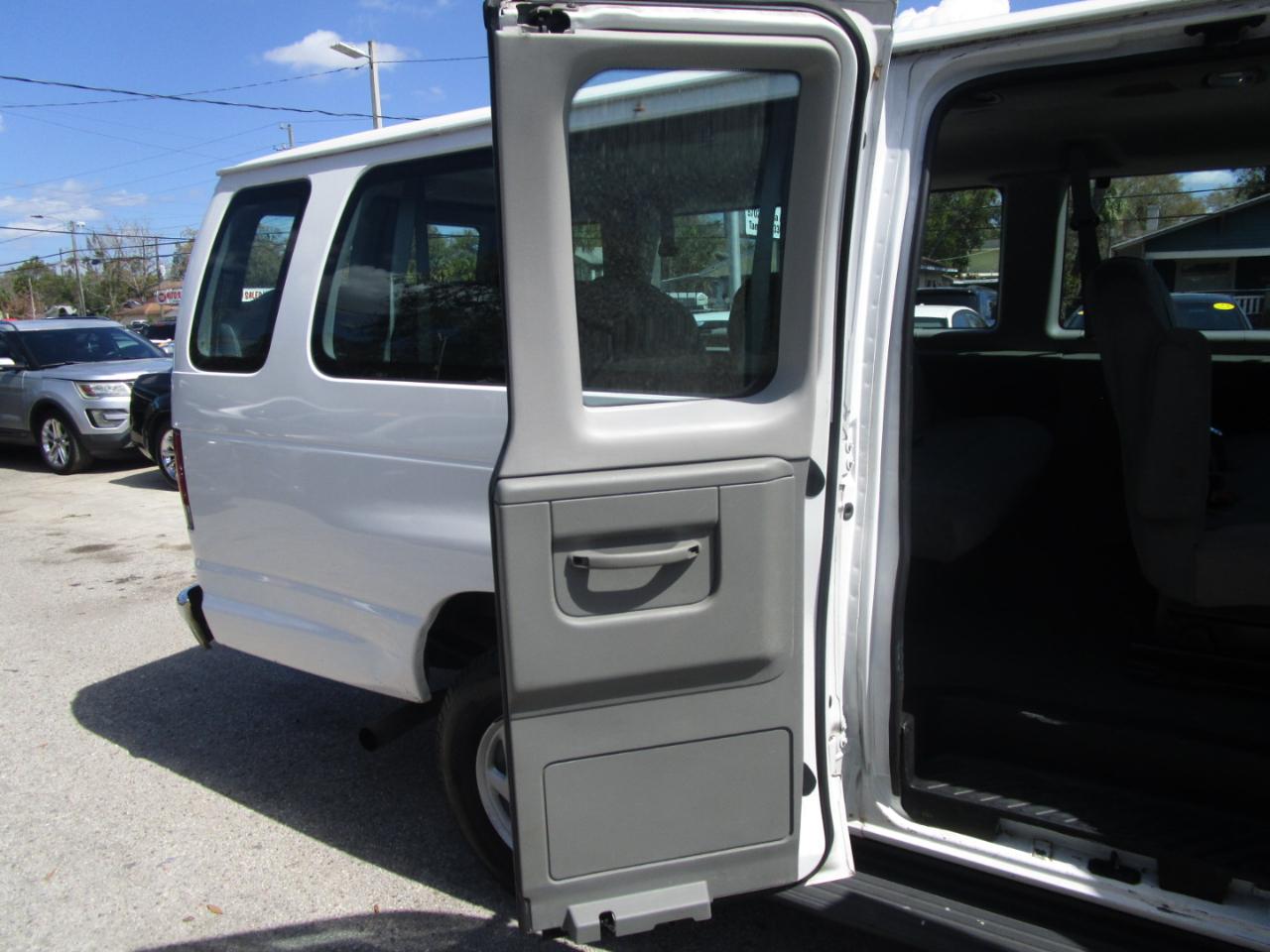 Ford Econoline E-350 XLT Super Duty Extended 2011