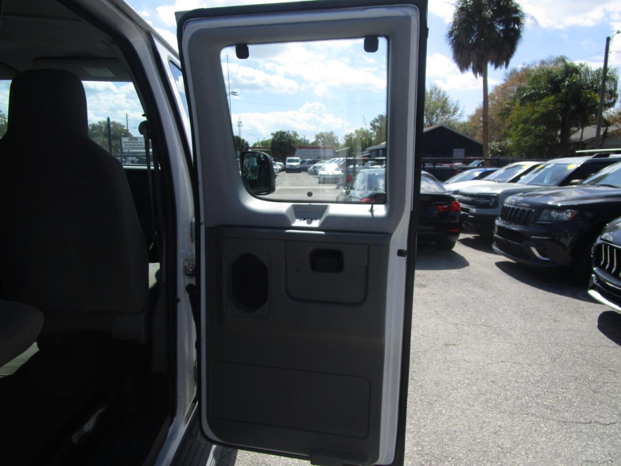 Ford Econoline E-350 XLT Super Duty Extended 2011