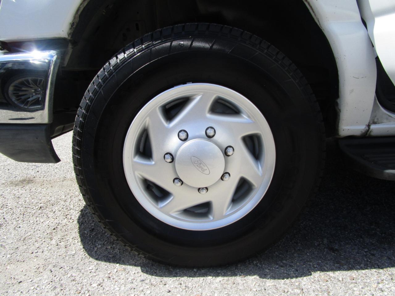 Ford Econoline E-350 XLT Super Duty Extended 2011