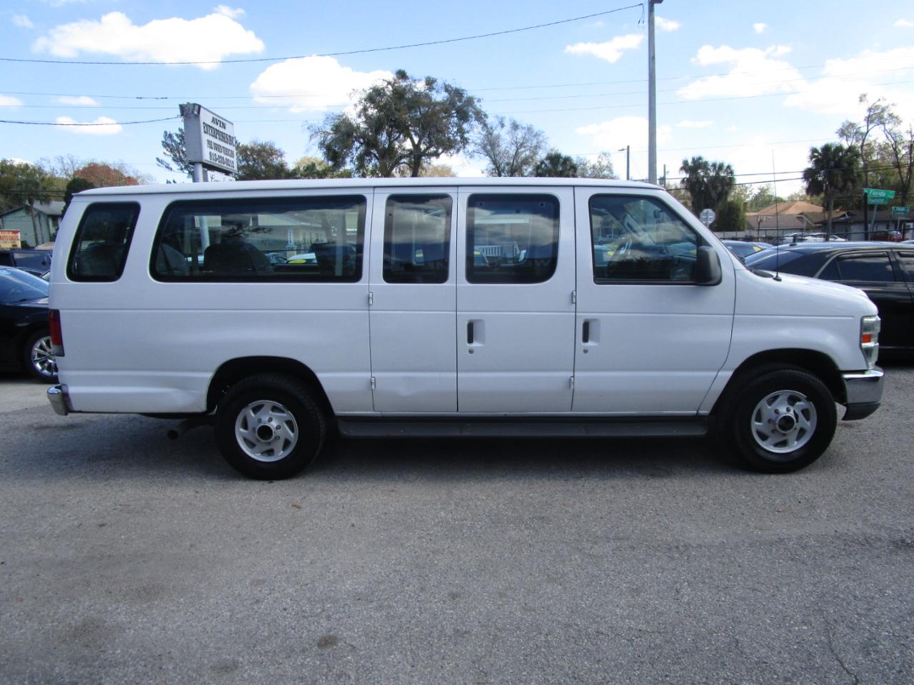 Ford Econoline E-350 XLT Super Duty Extended 2011