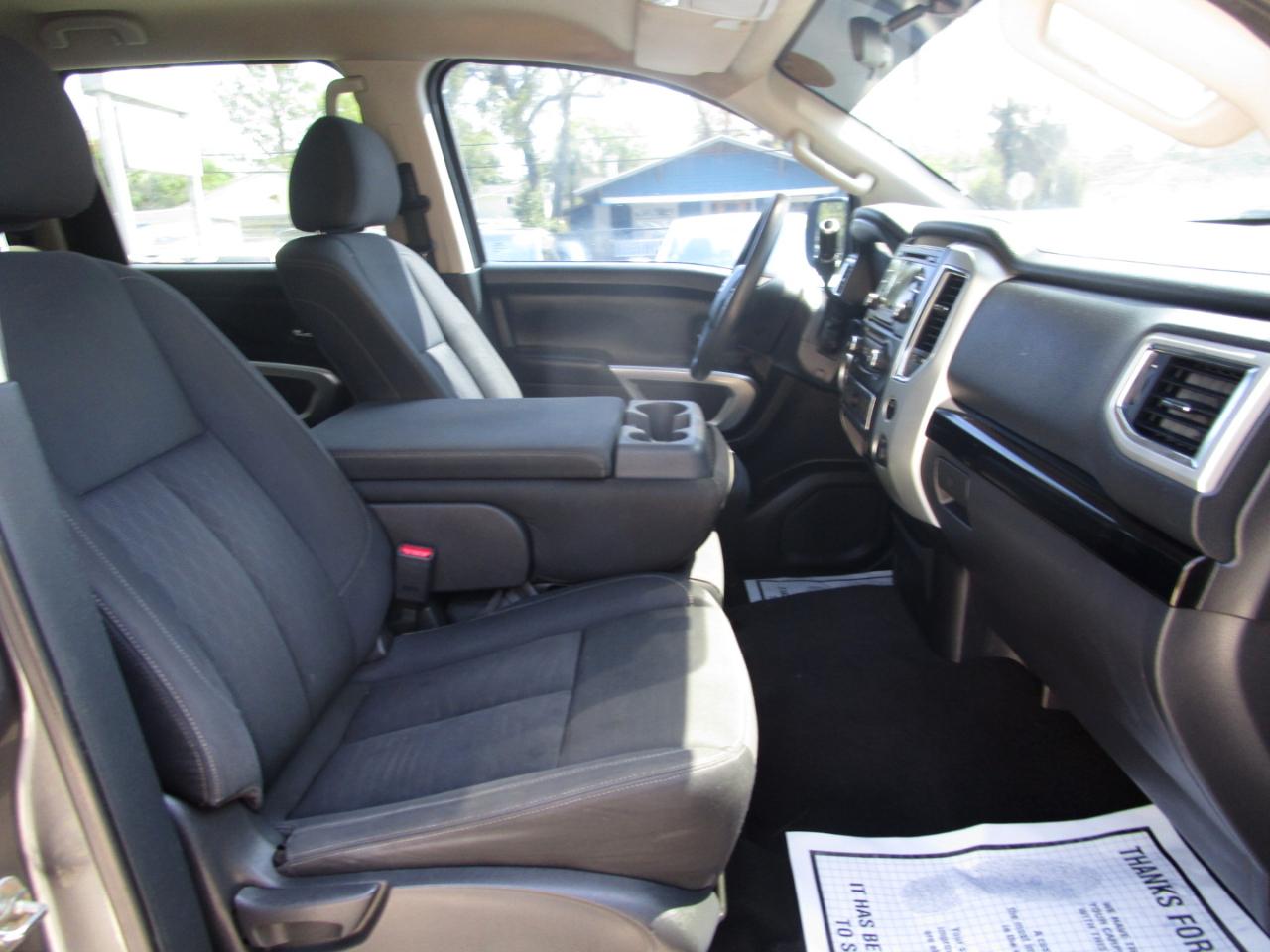 Nissan Titan SV Crew Cab 2WD 2017