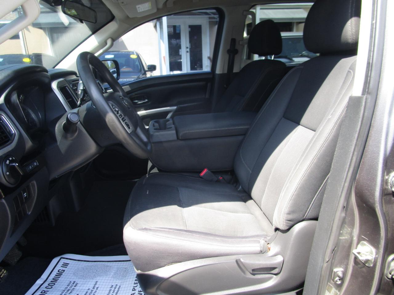 Nissan Titan SV Crew Cab 2WD 2017