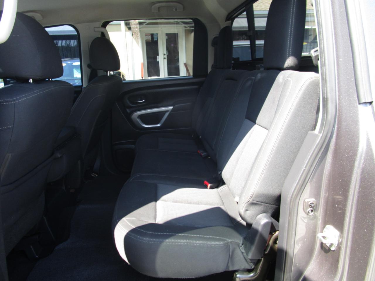 Nissan Titan SV Crew Cab 2WD 2017