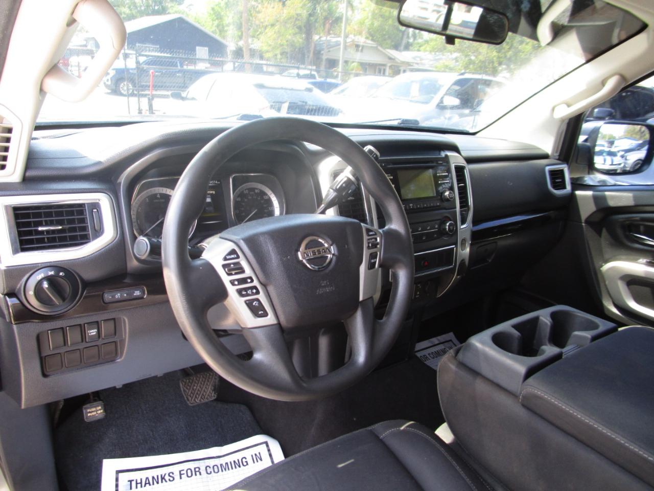 Nissan Titan SV Crew Cab 2WD 2017