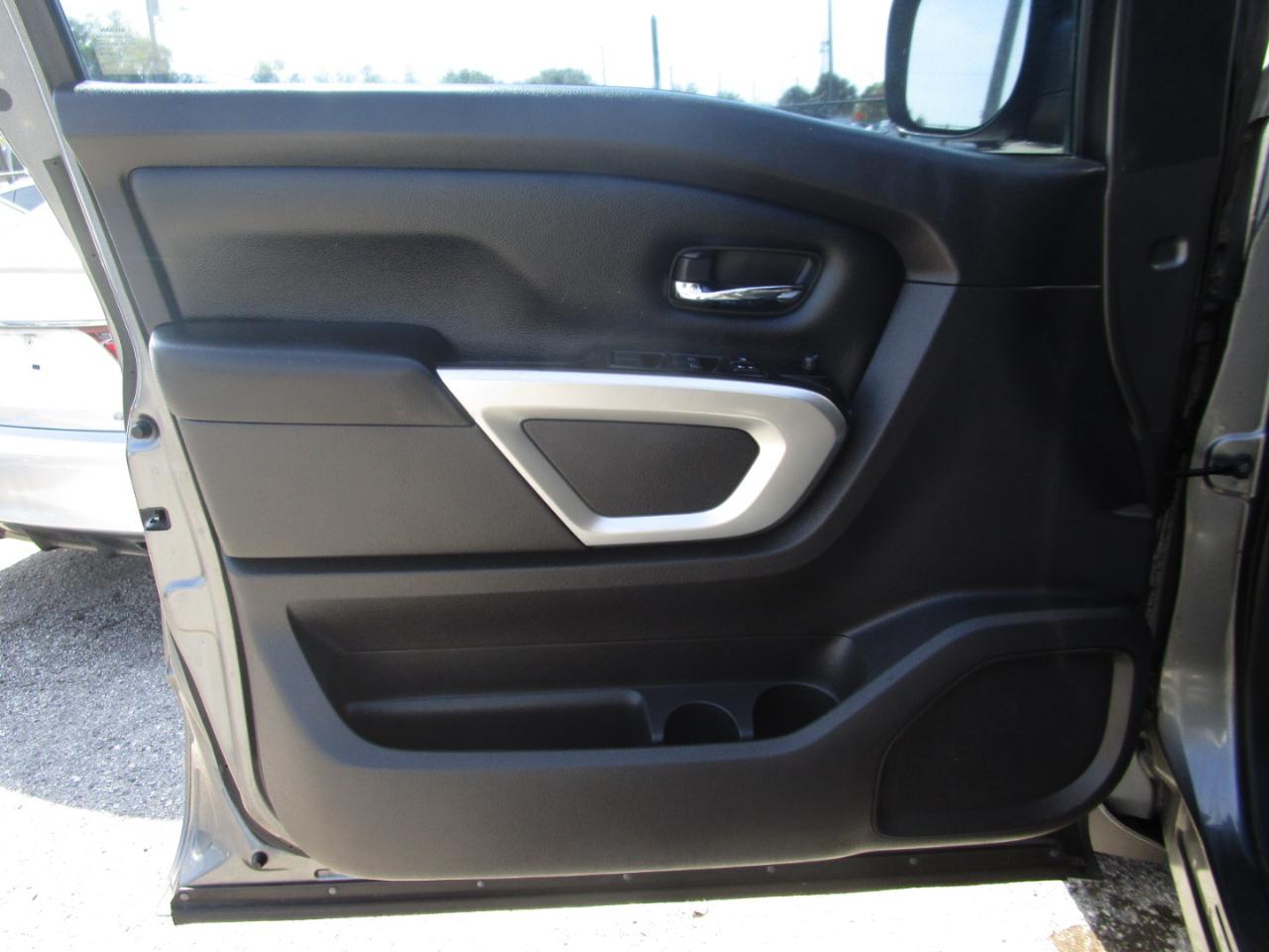 Nissan Titan SV Crew Cab 2WD 2017