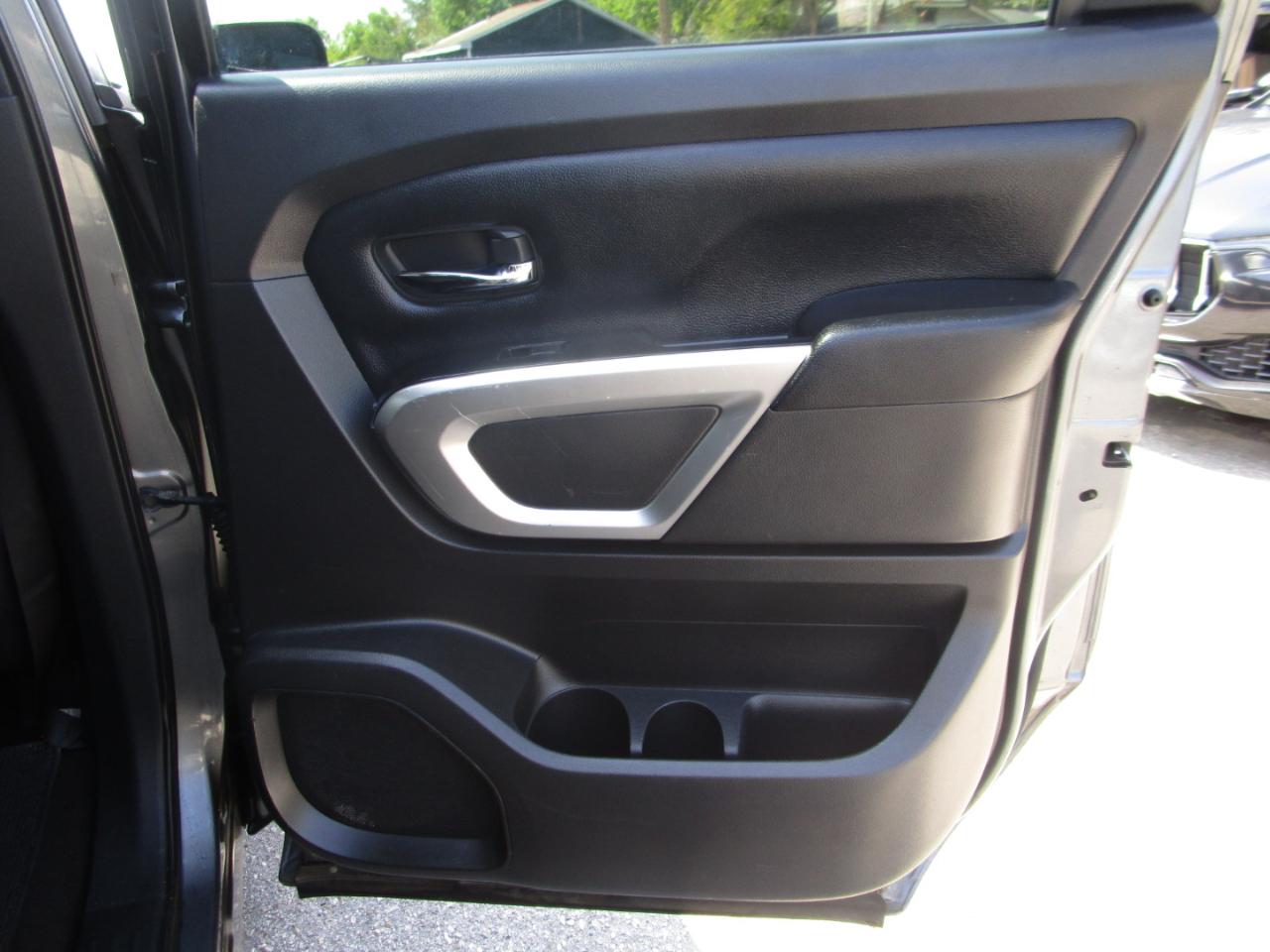 Nissan Titan SV Crew Cab 2WD 2017