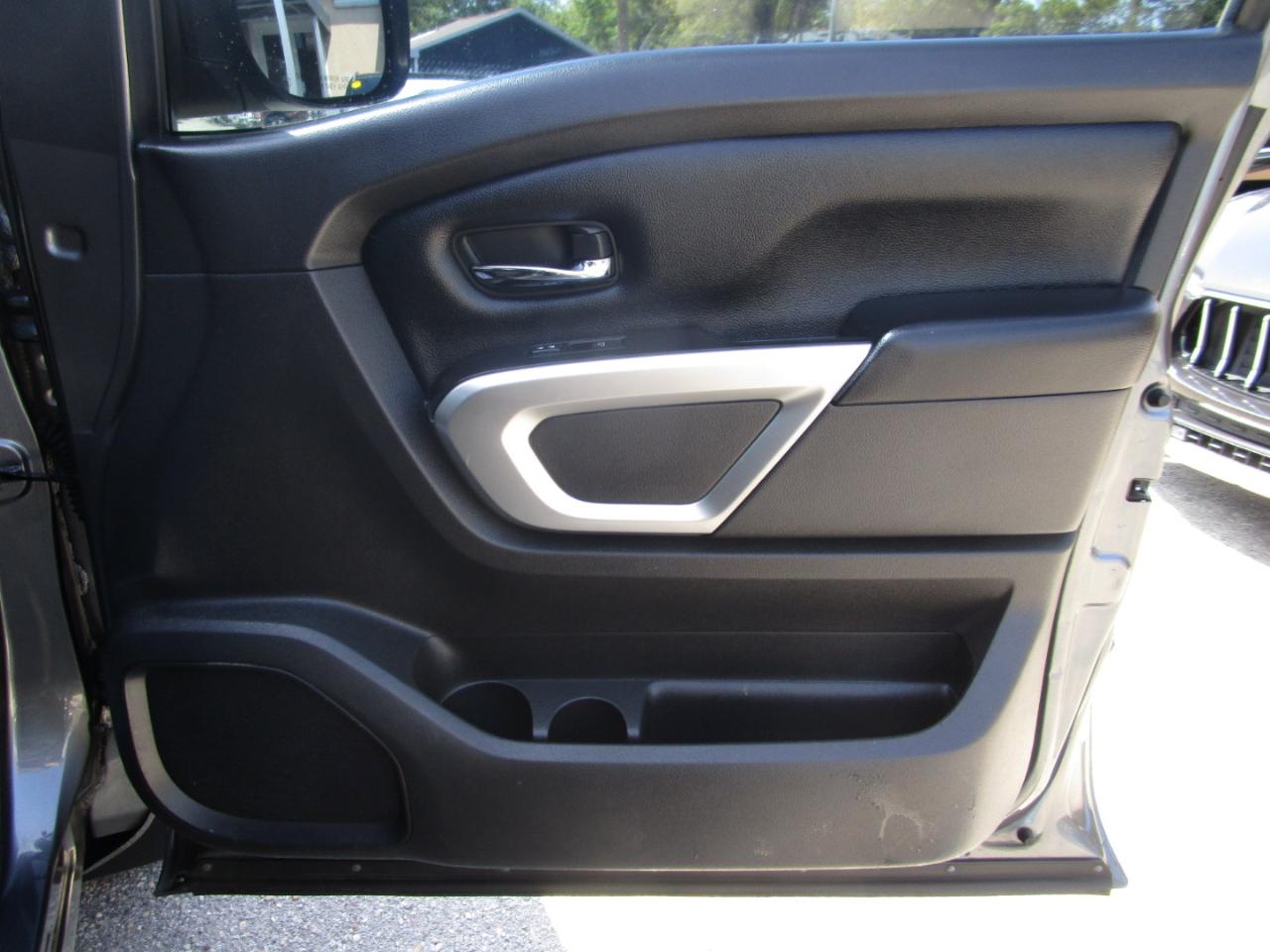 Nissan Titan SV Crew Cab 2WD 2017