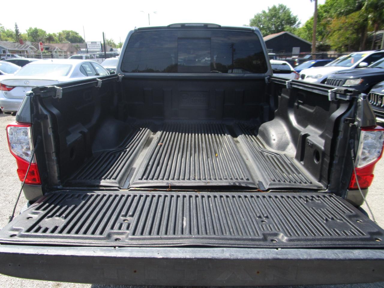 Nissan Titan SV Crew Cab 2WD 2017