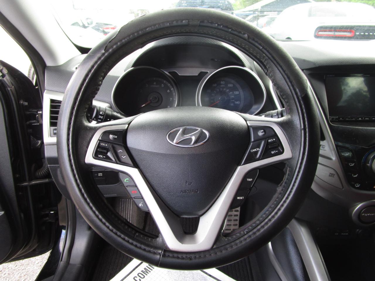 Hyundai Veloster Base 2012