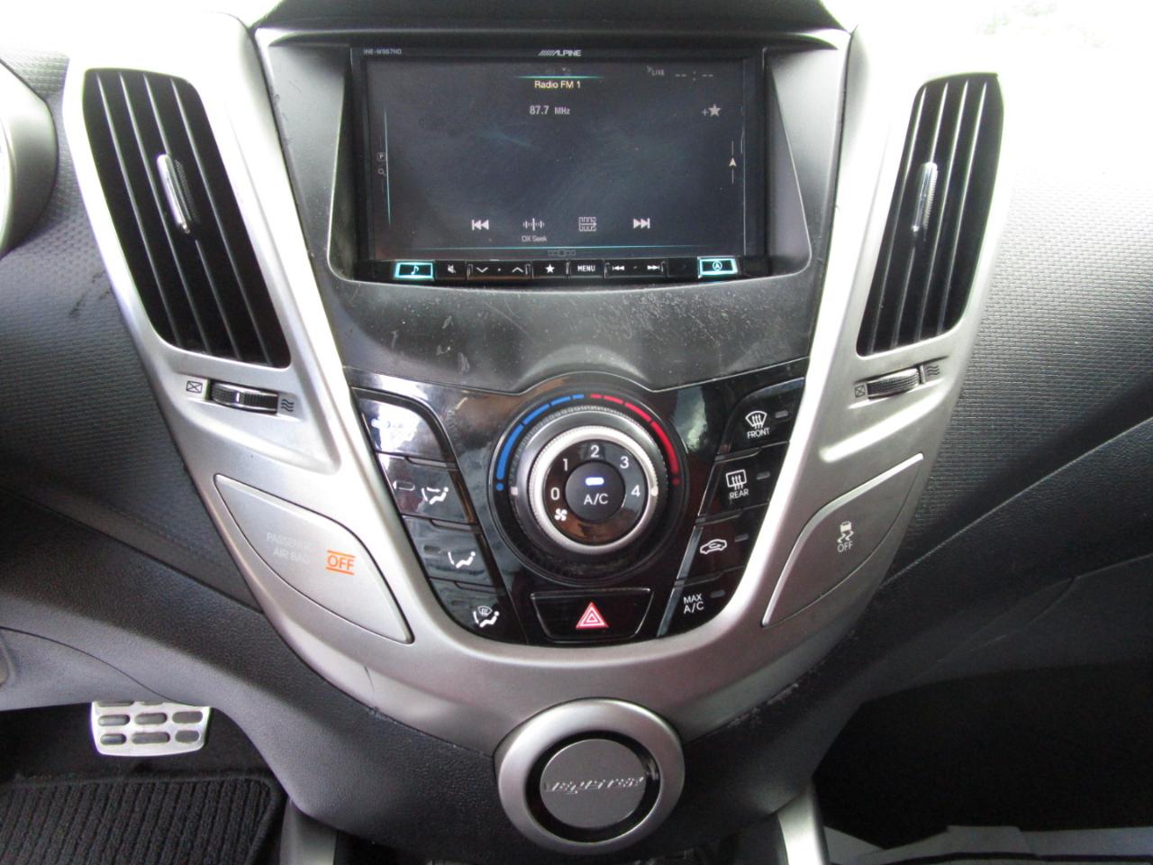Hyundai Veloster Base 2012