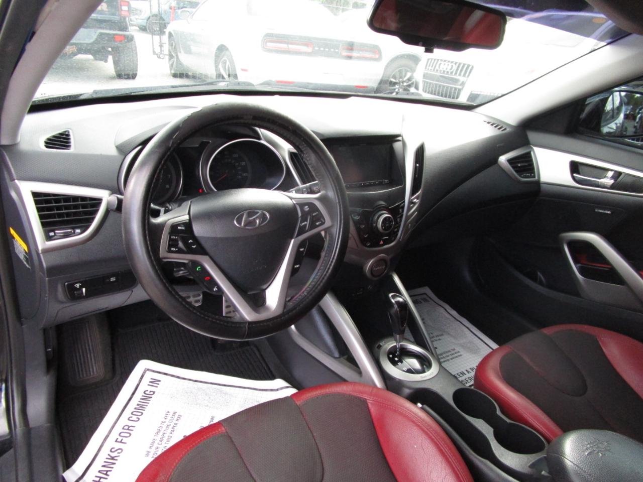 Hyundai Veloster Base 2012