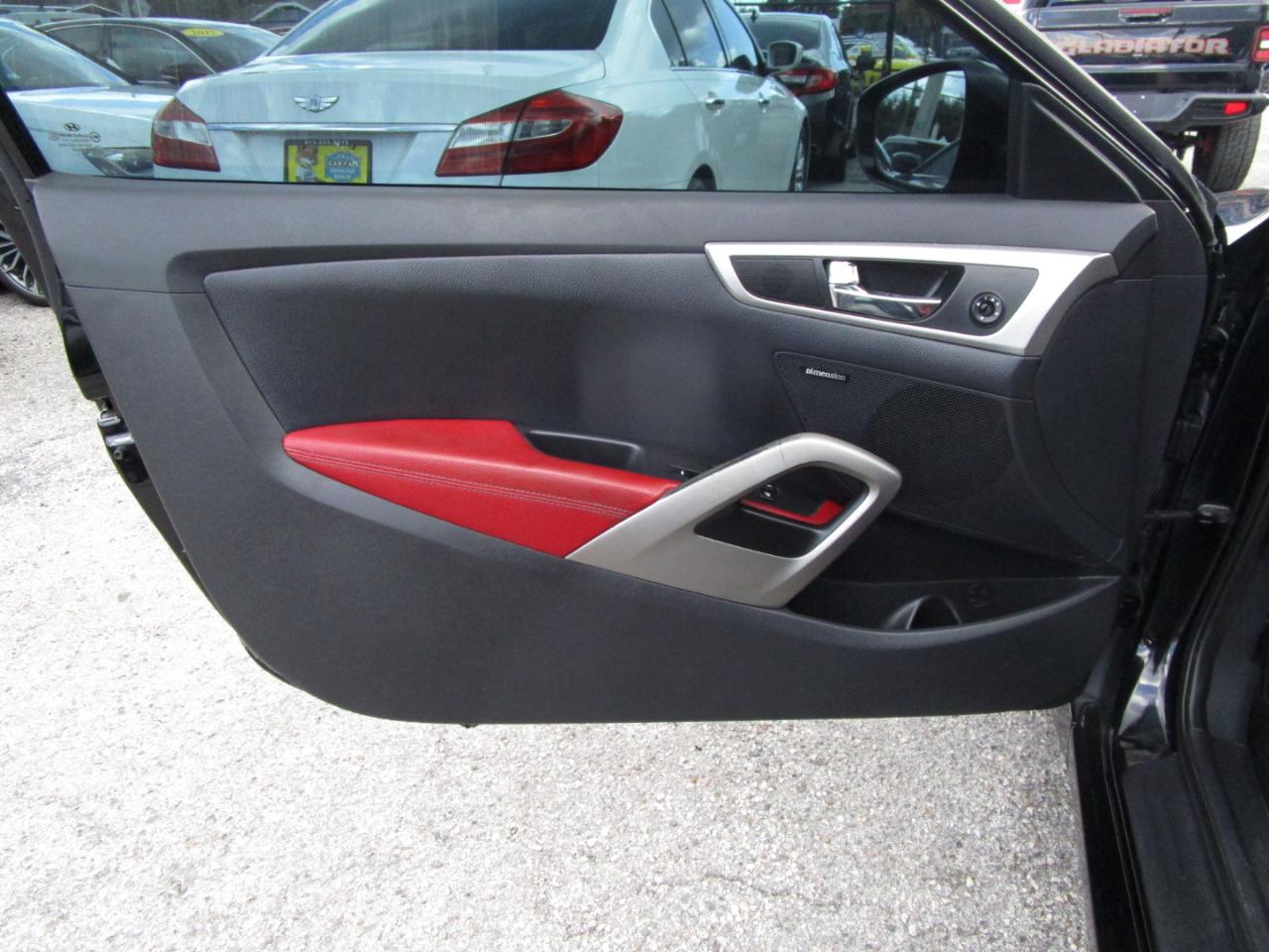 Hyundai Veloster Base 2012