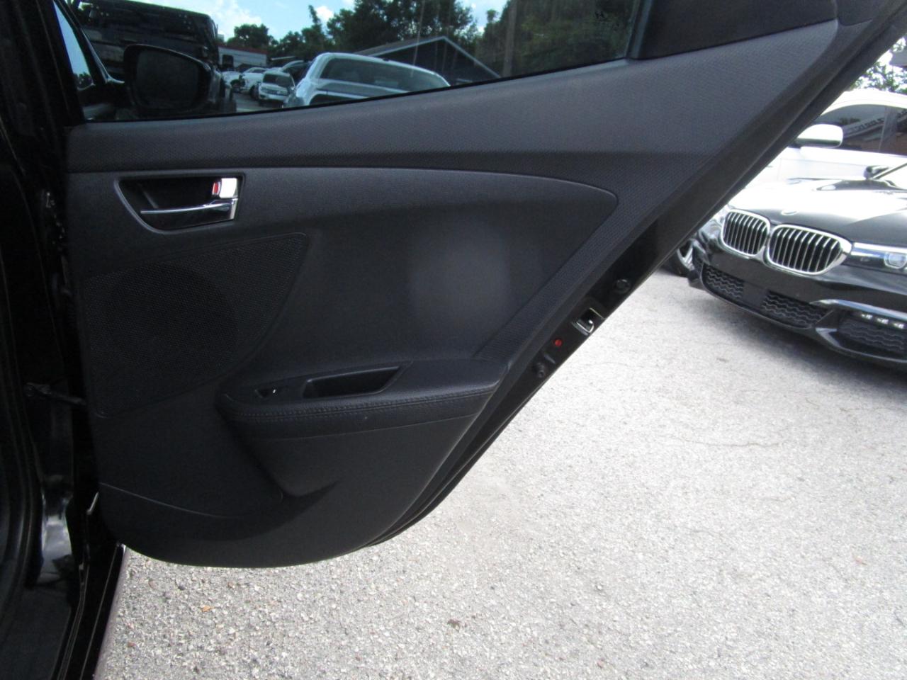 Hyundai Veloster Base 2012