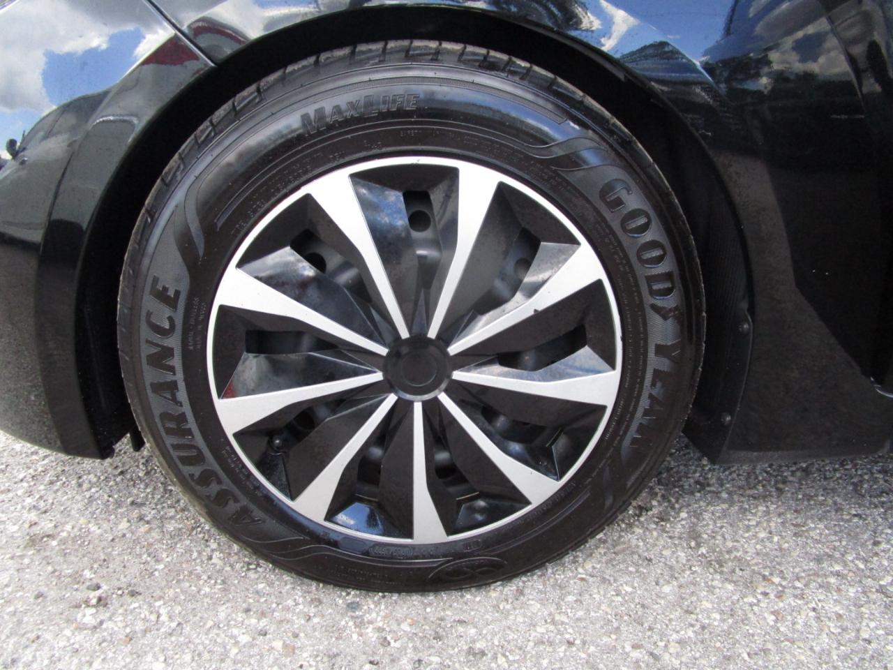 Hyundai Veloster Base 2012