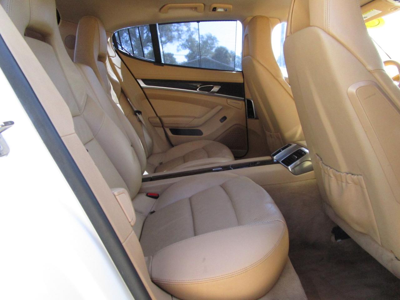 Porsche Panamera 4 2011