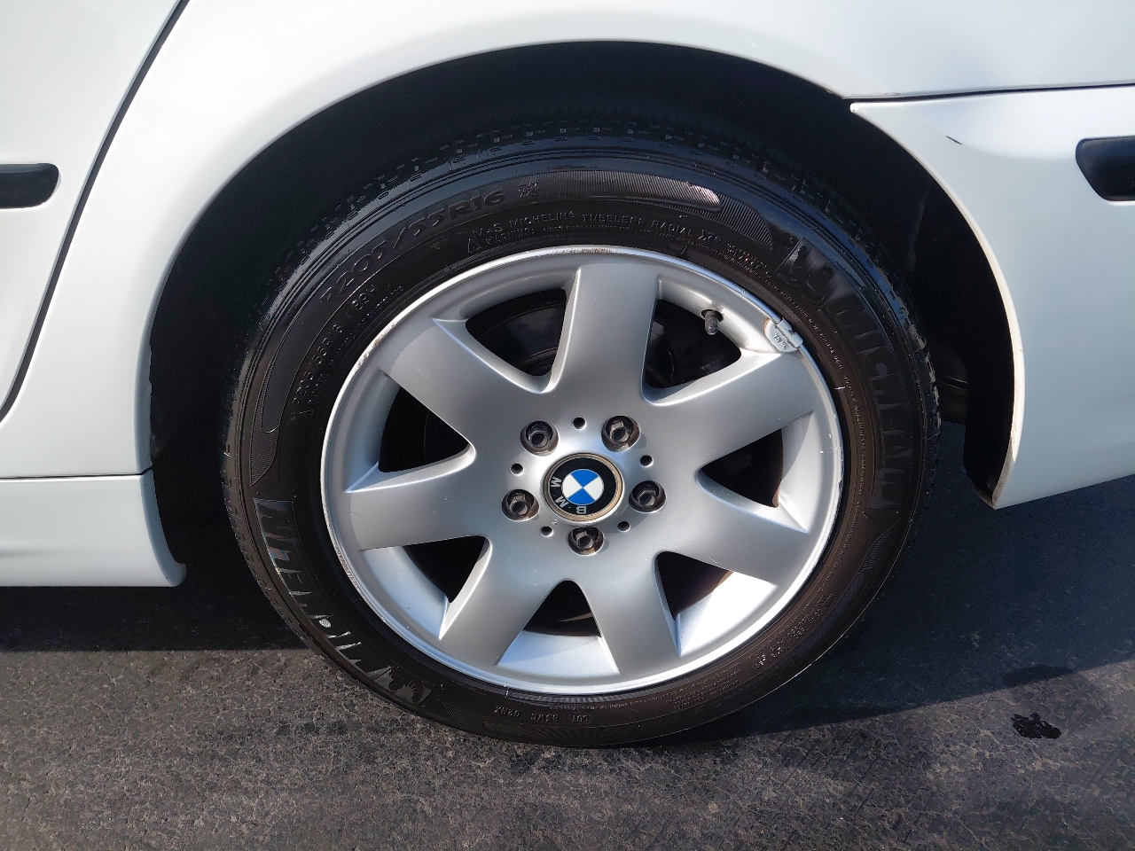 BMW 3 Series 325i 4dr Sdn RWD 2002