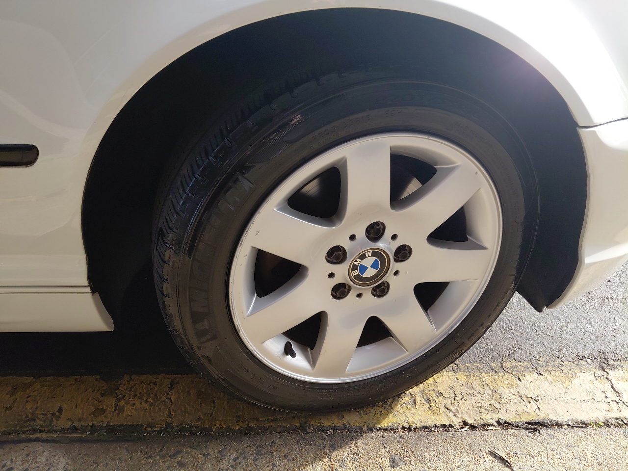 BMW 3 Series 325i 4dr Sdn RWD 2002