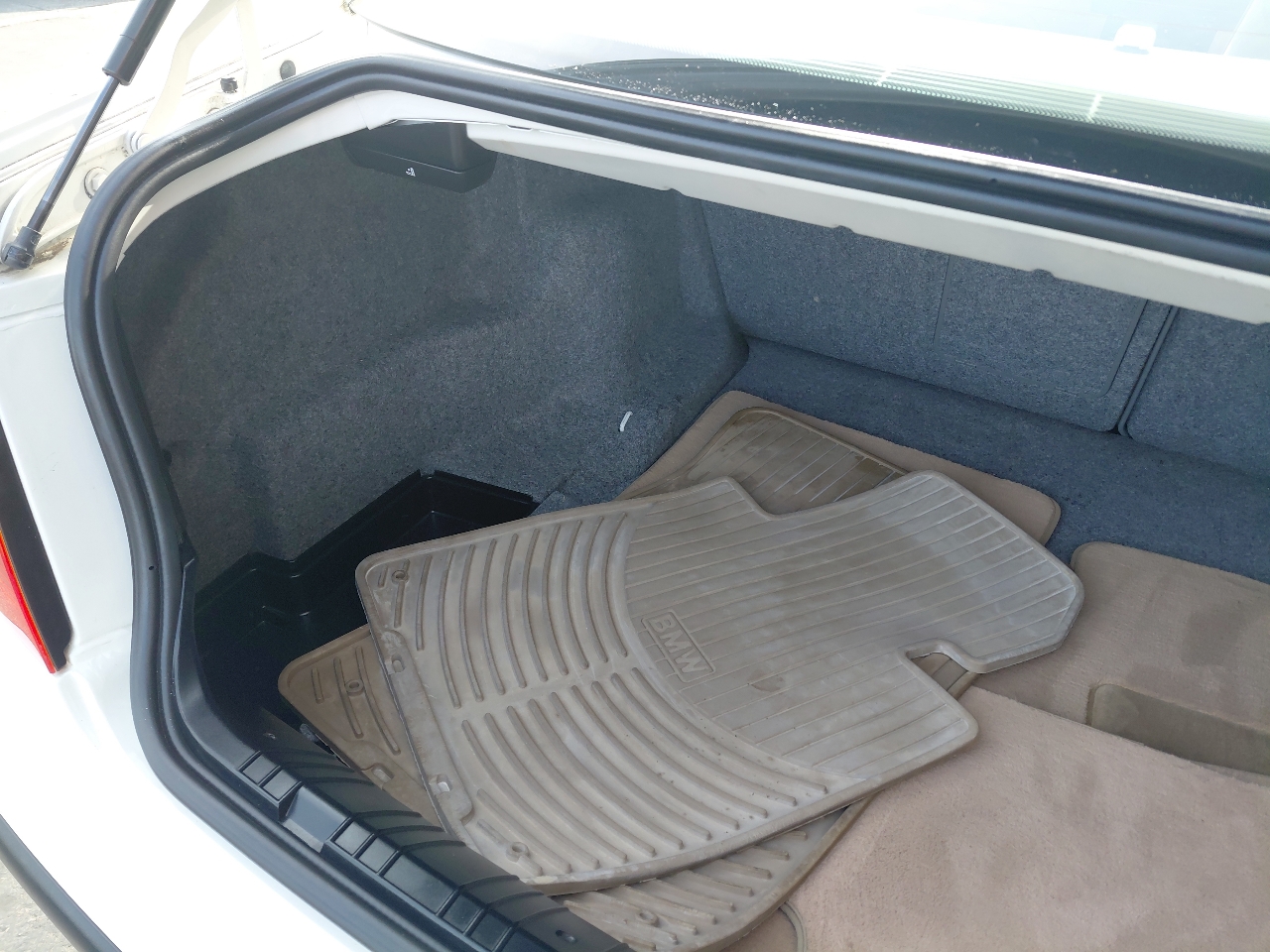 BMW 3 Series 325i 4dr Sdn RWD 2002