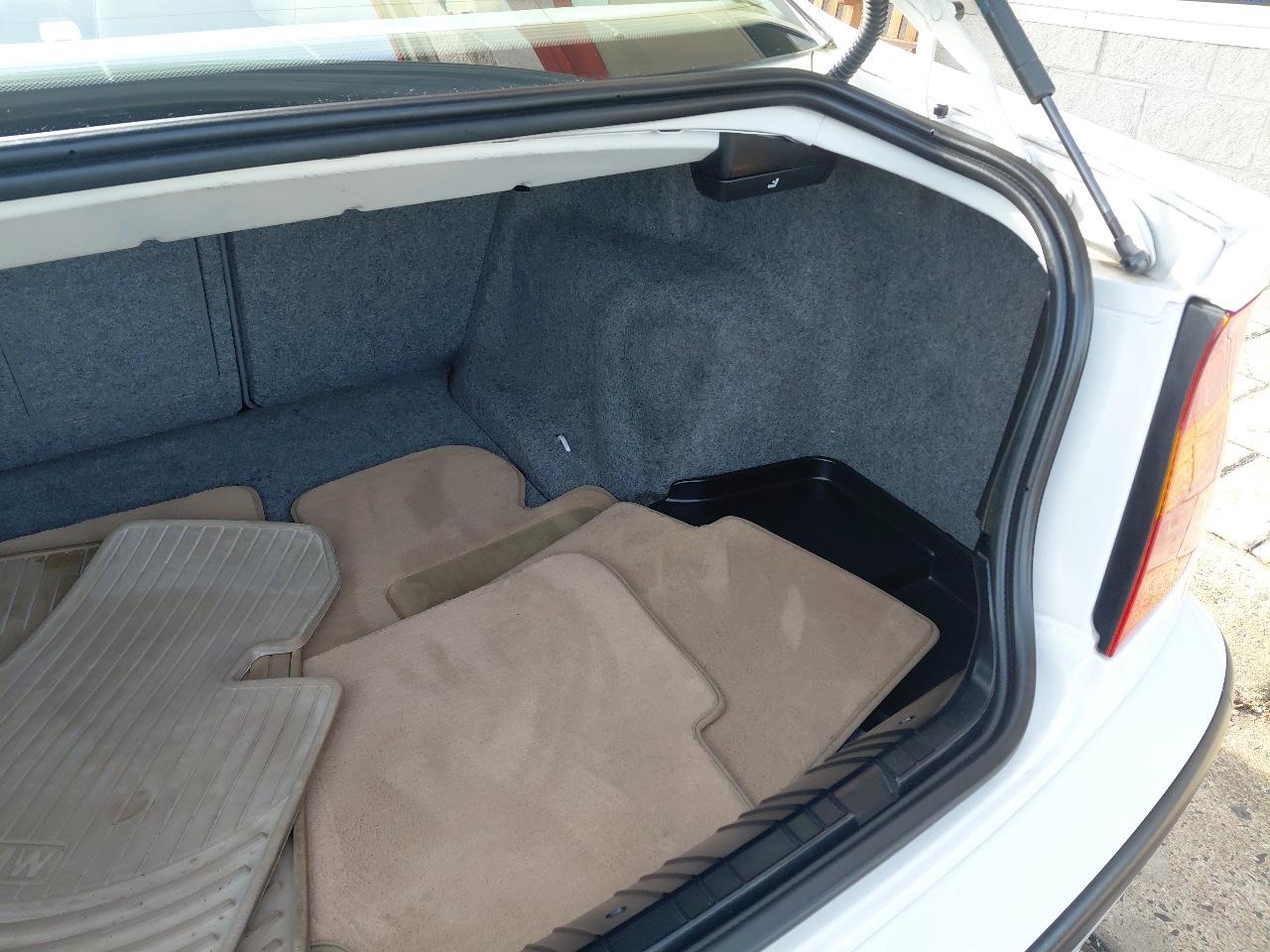 BMW 3 Series 325i 4dr Sdn RWD 2002