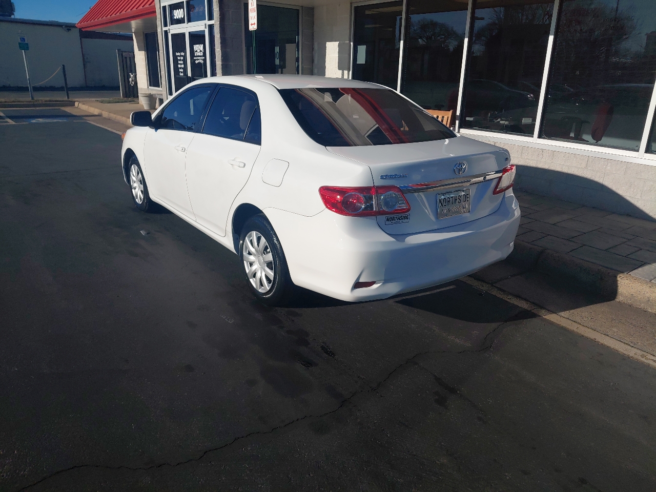 Toyota Corolla 4dr Sdn Auto LE (Natl) 2011