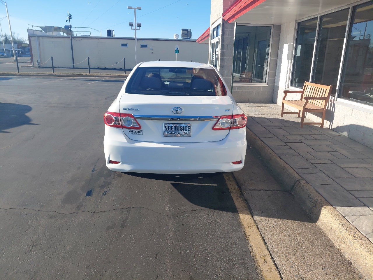 Toyota Corolla 4dr Sdn Auto LE (Natl) 2011