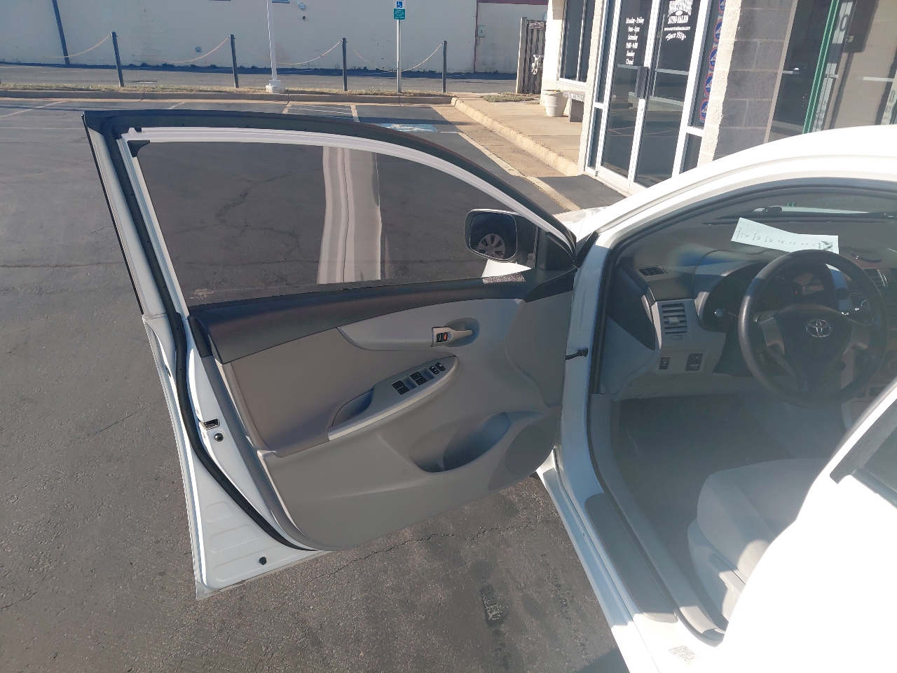 Toyota Corolla 4dr Sdn Auto LE (Natl) 2011