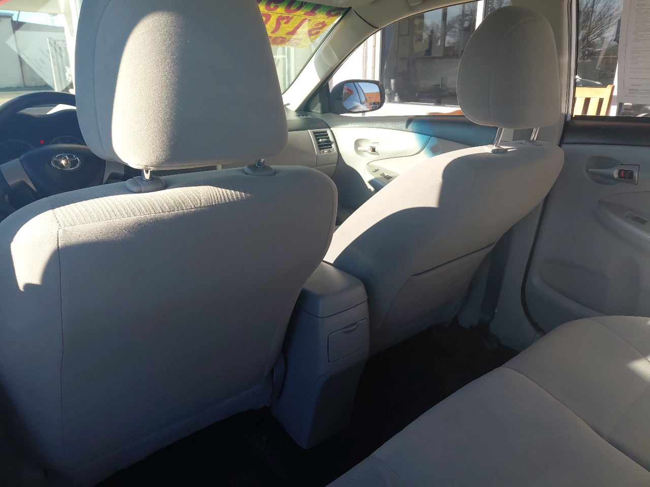 Toyota Corolla 4dr Sdn Auto LE (Natl) 2011