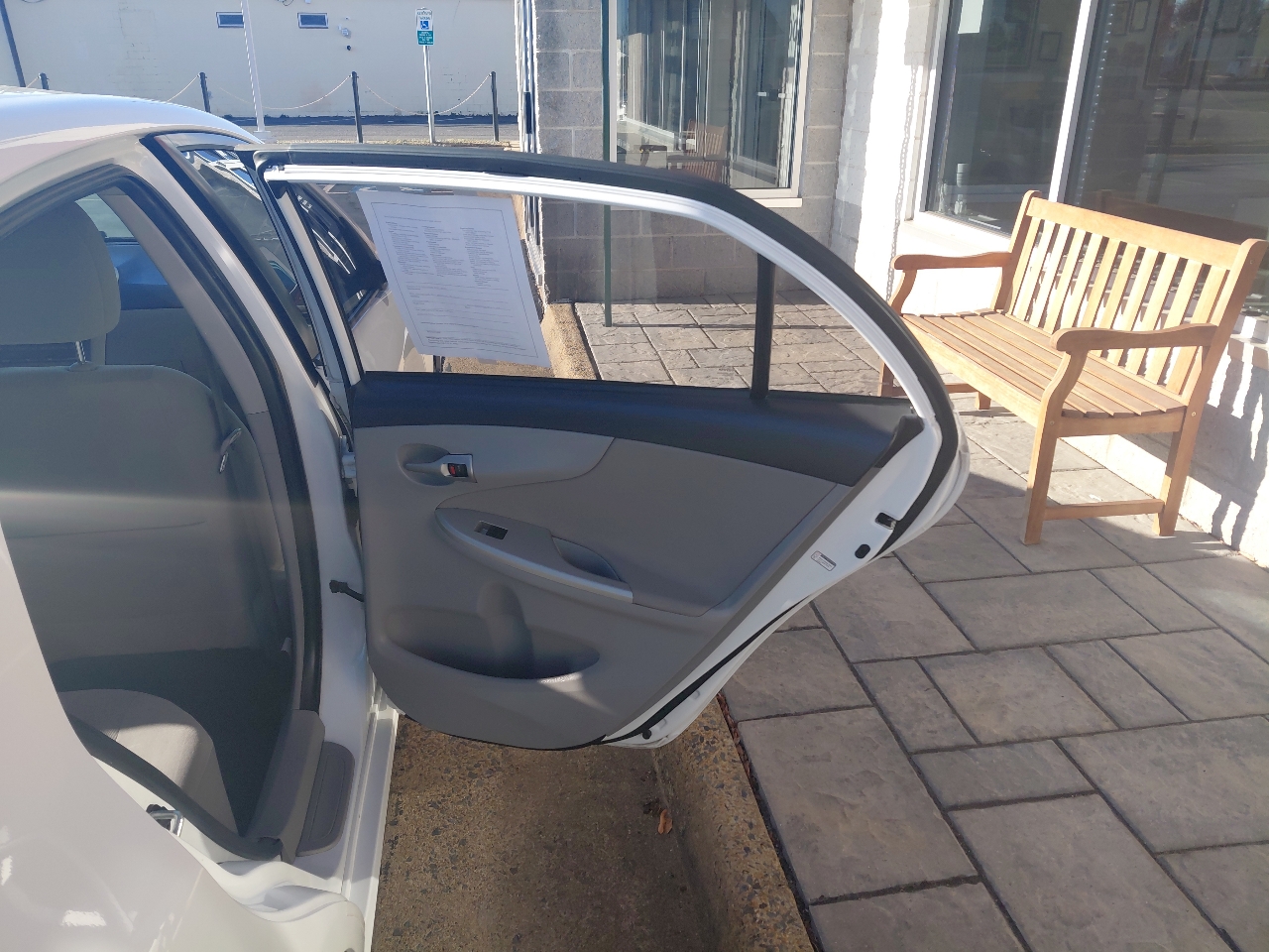 Toyota Corolla 4dr Sdn Auto LE (Natl) 2011