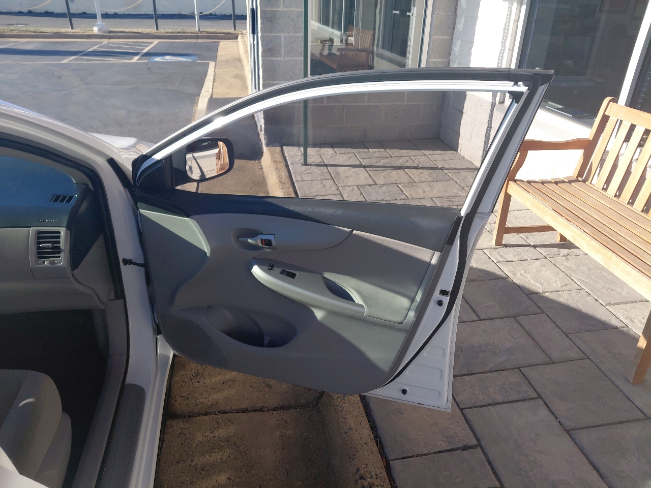 Toyota Corolla 4dr Sdn Auto LE (Natl) 2011