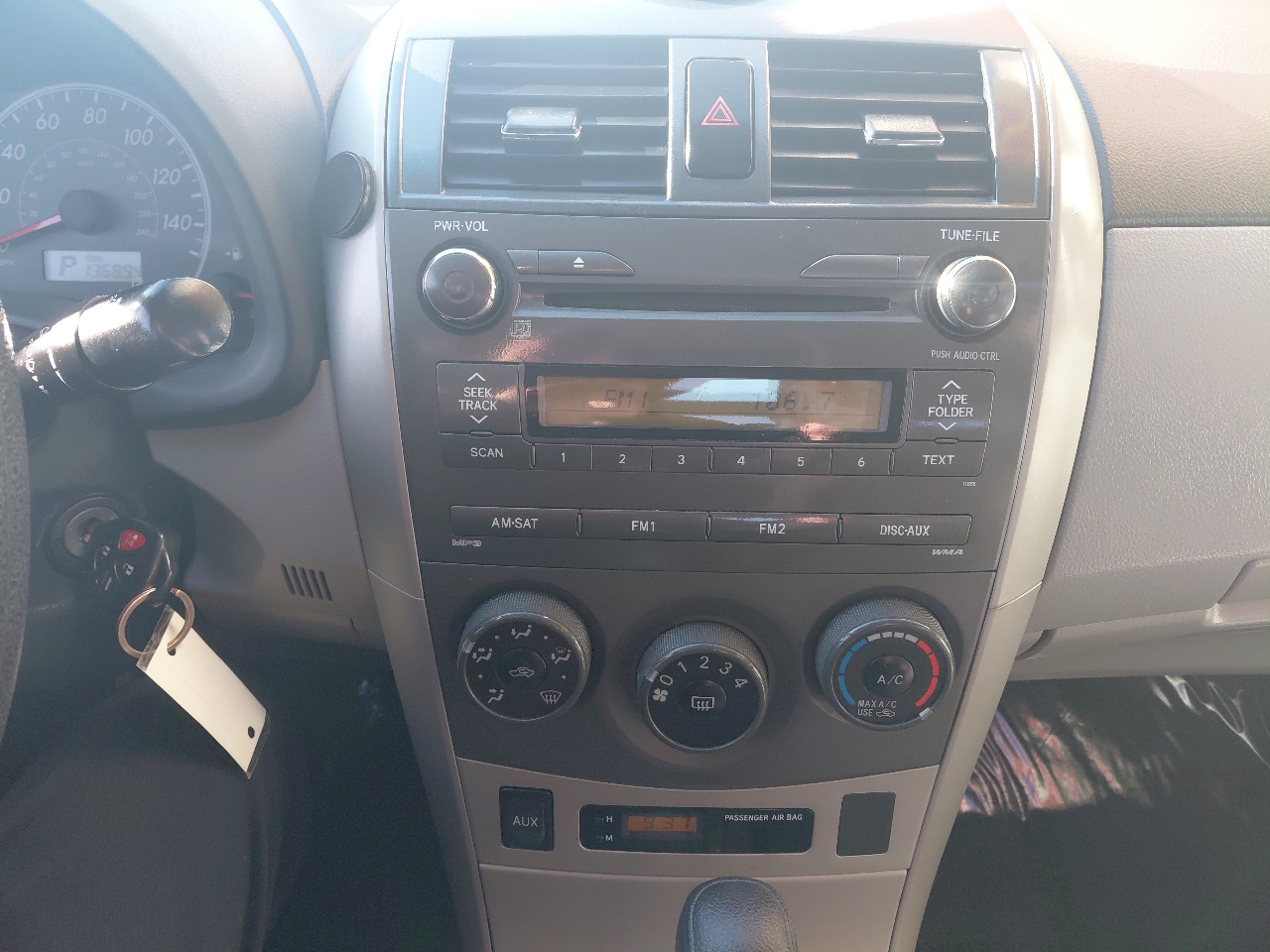 Toyota Corolla 4dr Sdn Auto LE (Natl) 2011