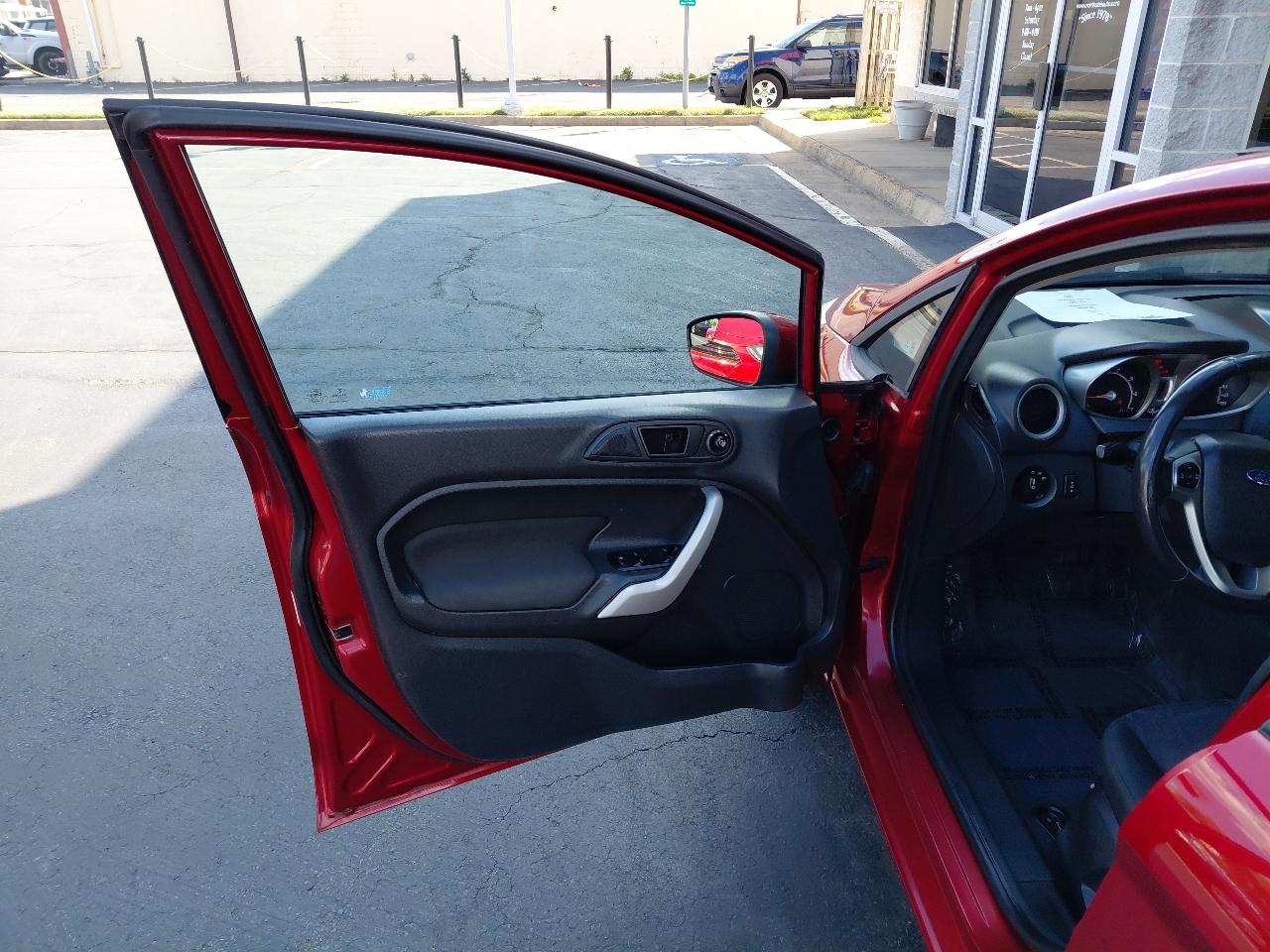 Ford Fiesta 4dr Sdn SE 2013