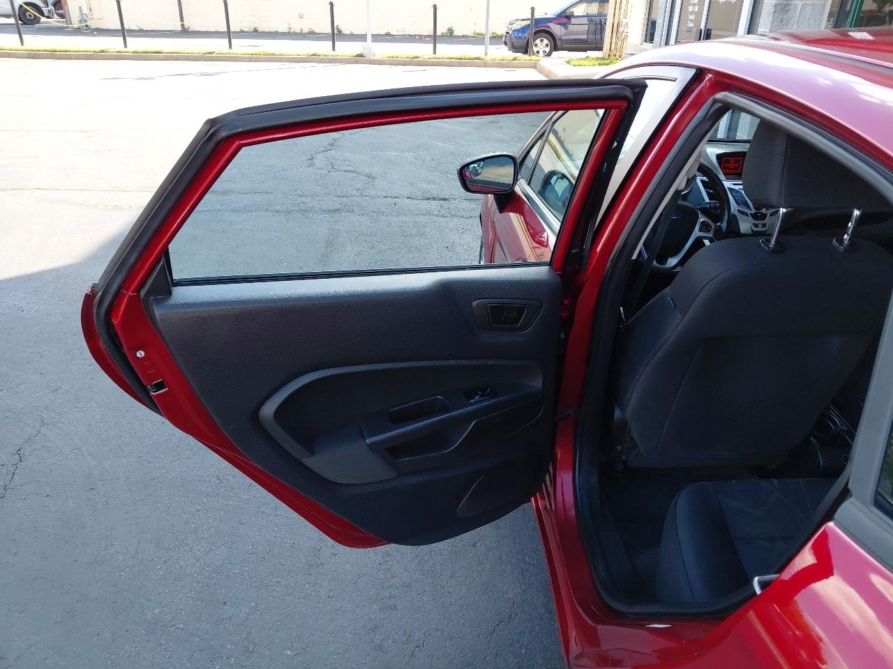 Ford Fiesta 4dr Sdn SE 2013