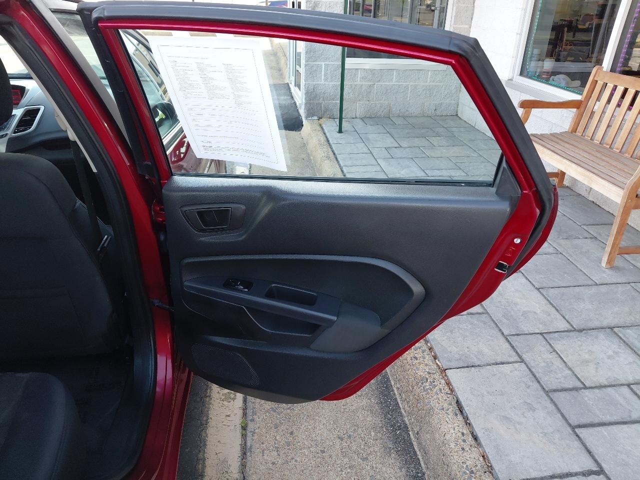Ford Fiesta 4dr Sdn SE 2013