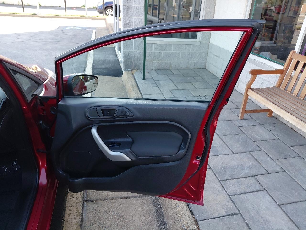 Ford Fiesta 4dr Sdn SE 2013