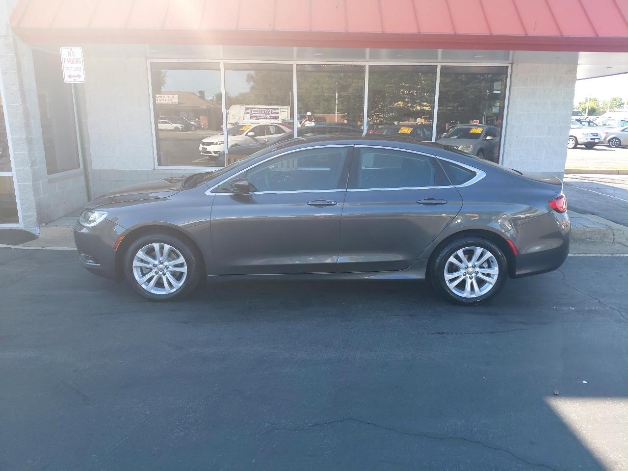 Chrysler 200 4dr Sdn Touring FWD 2016