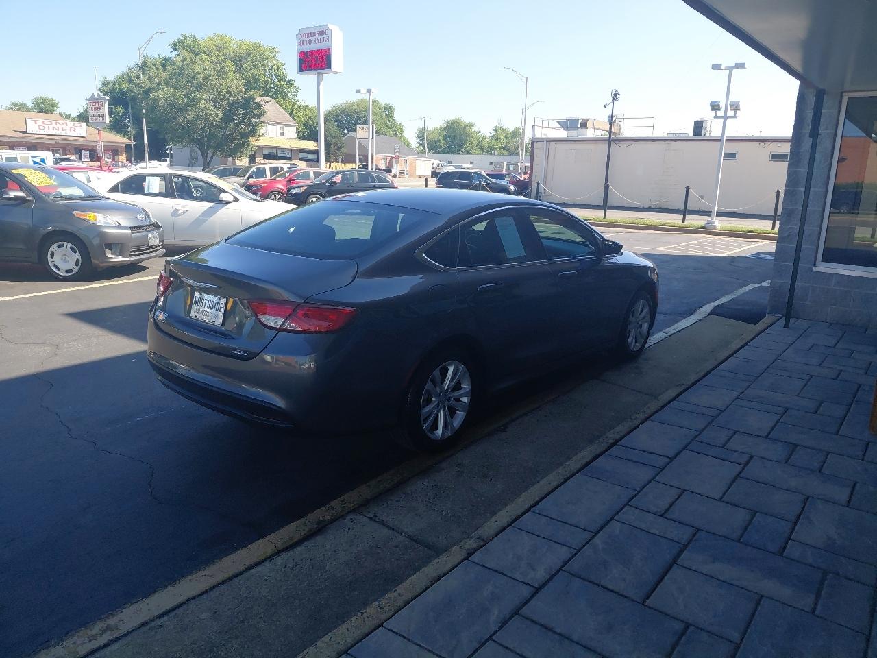 Chrysler 200 4dr Sdn Touring FWD 2016