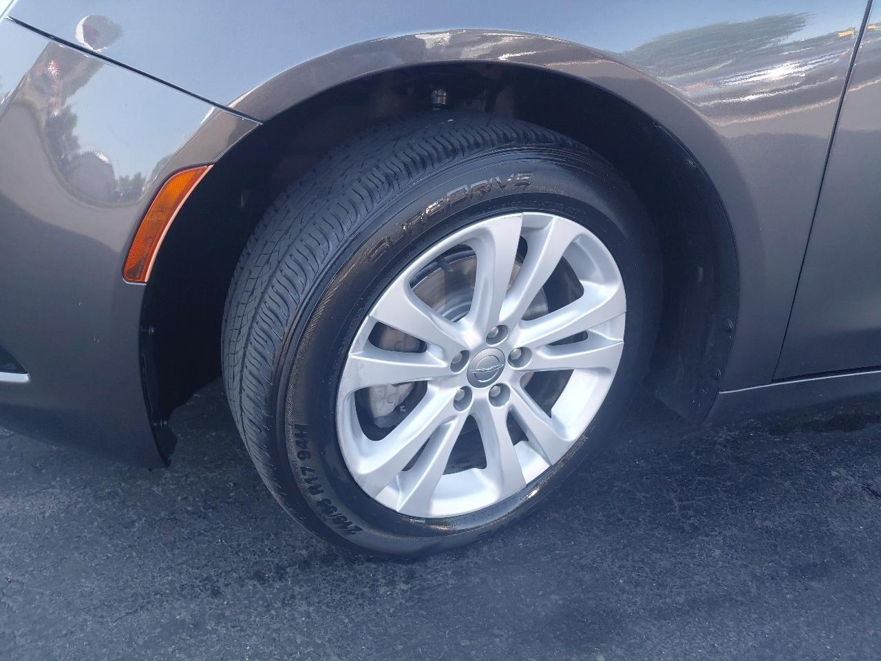 Chrysler 200 4dr Sdn Touring FWD 2016