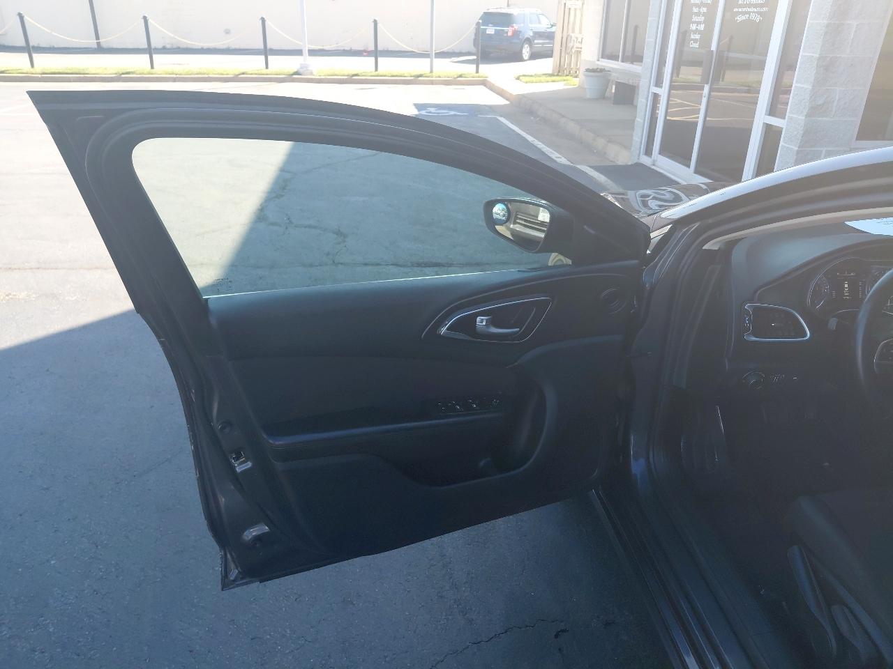 Chrysler 200 4dr Sdn Touring FWD 2016