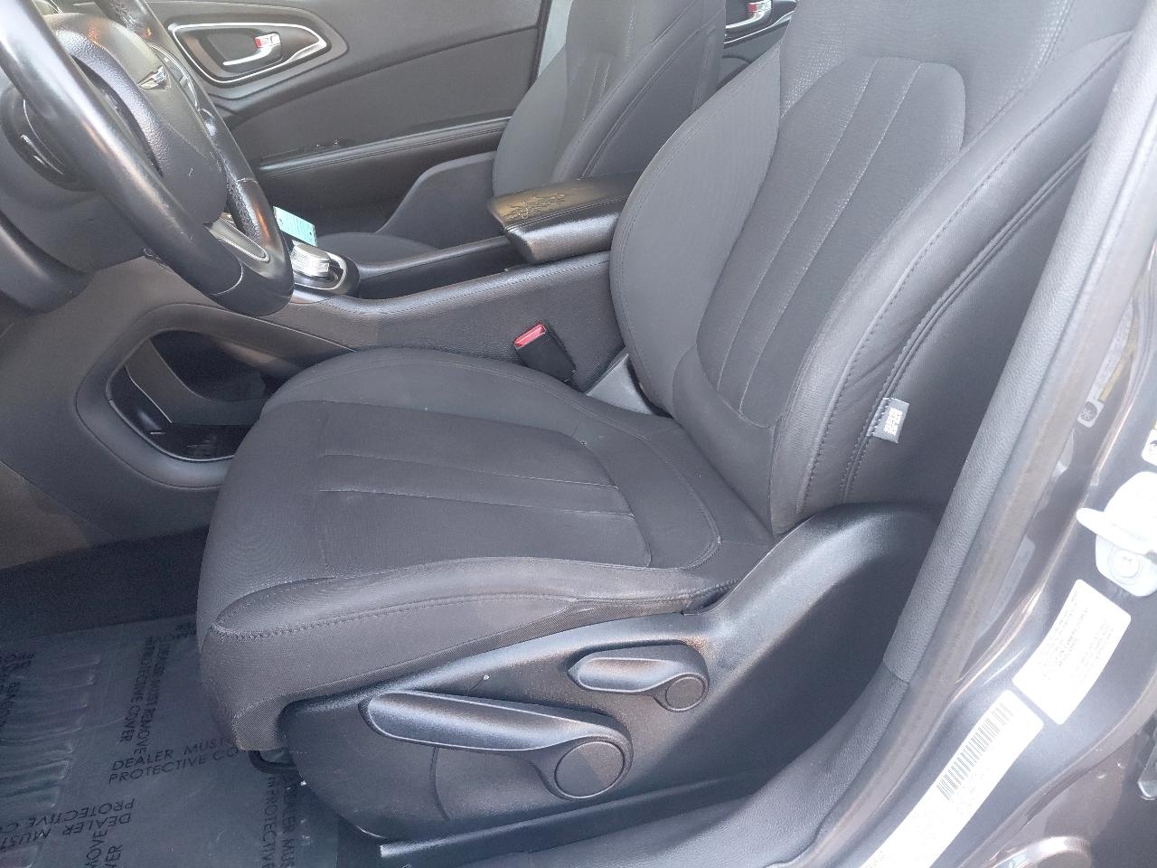 Chrysler 200 4dr Sdn Touring FWD 2016