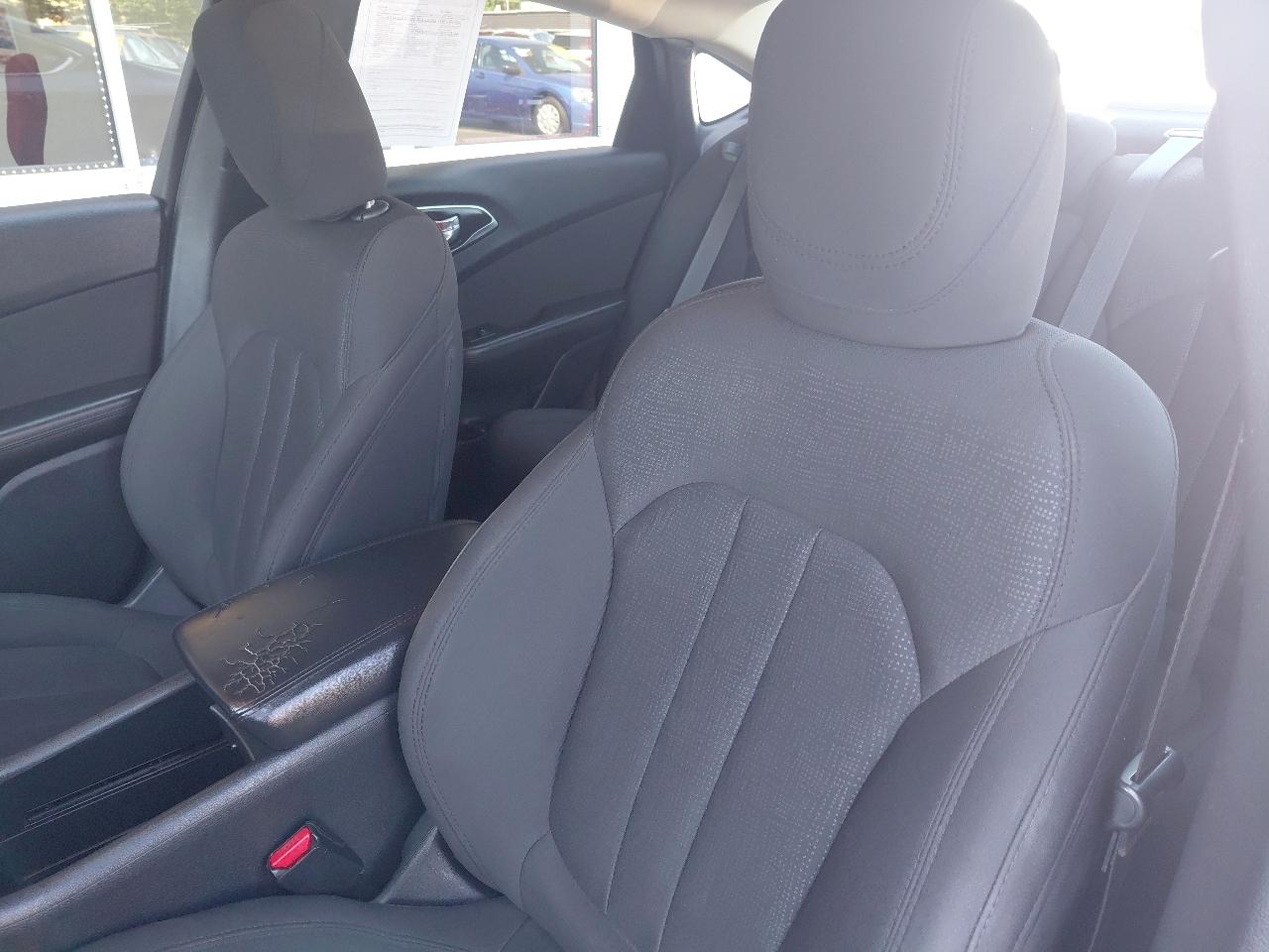 Chrysler 200 4dr Sdn Touring FWD 2016