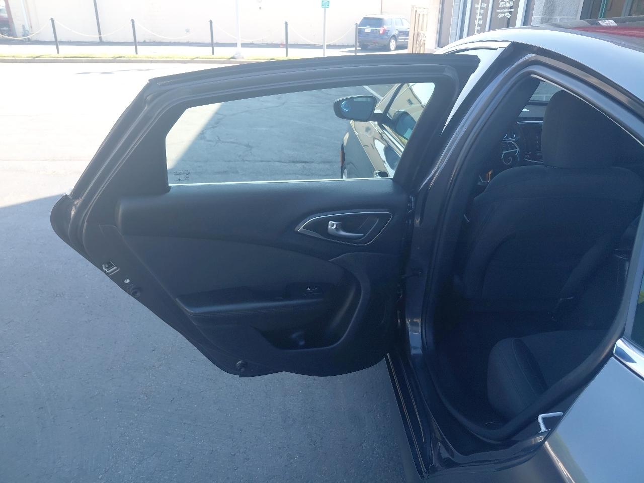 Chrysler 200 4dr Sdn Touring FWD 2016