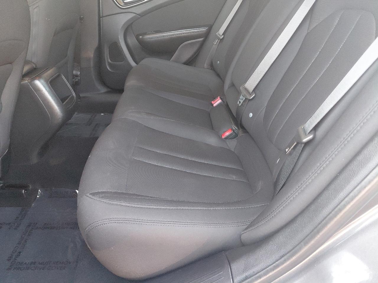 Chrysler 200 4dr Sdn Touring FWD 2016