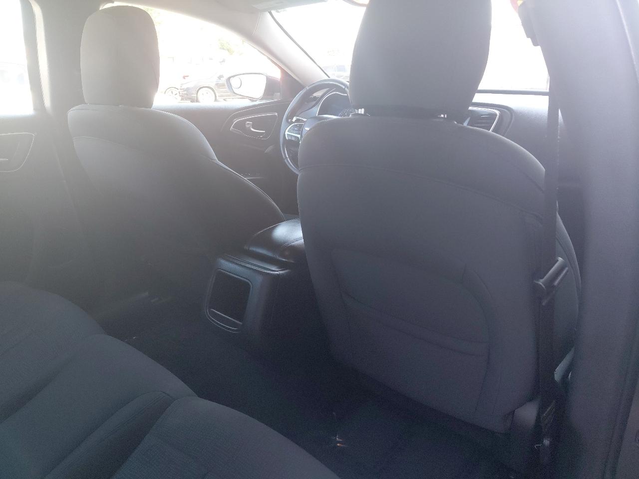 Chrysler 200 4dr Sdn Touring FWD 2016