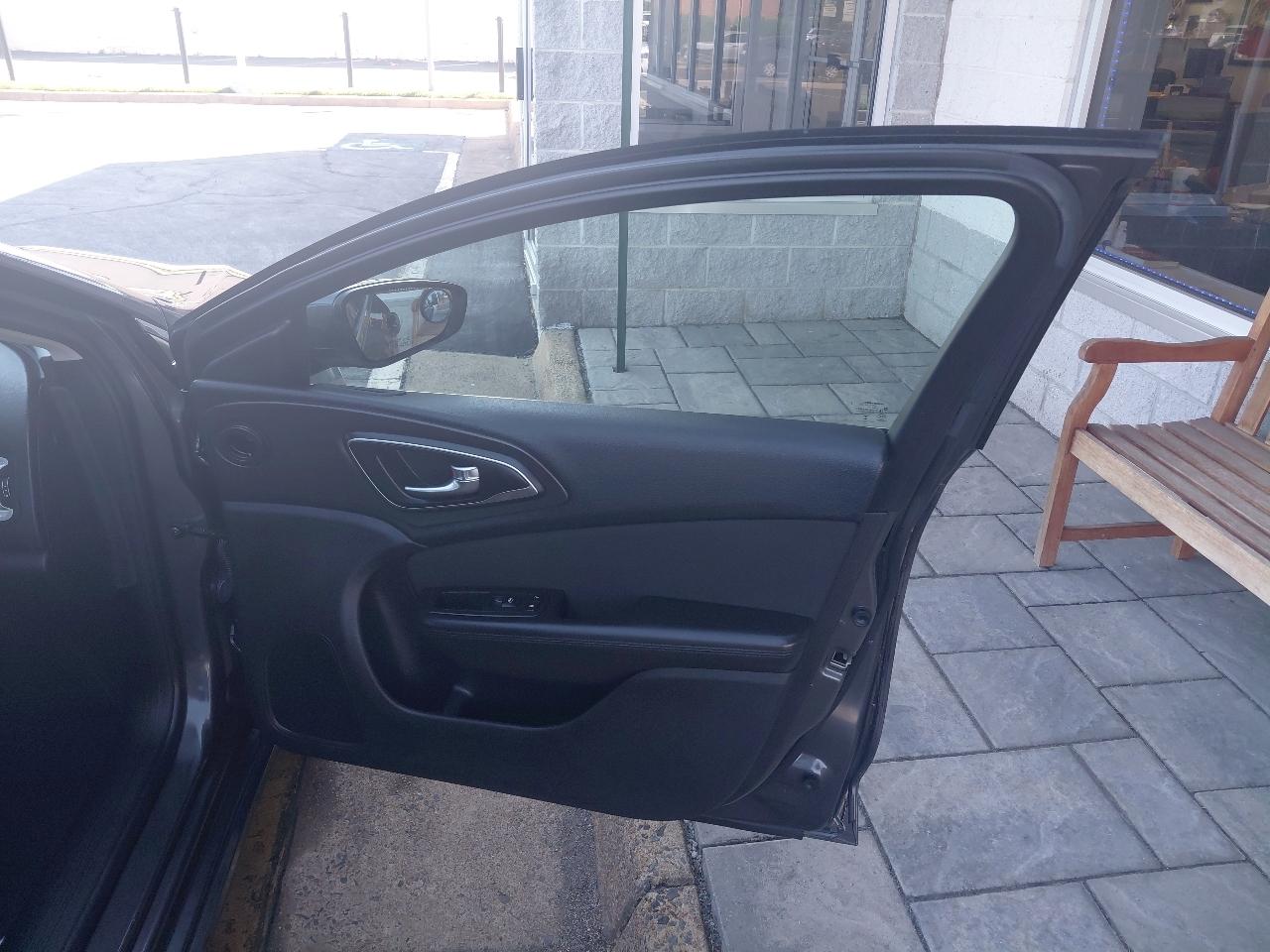 Chrysler 200 4dr Sdn Touring FWD 2016