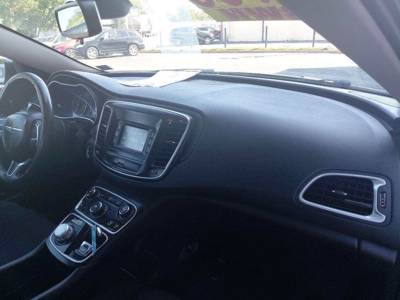 Chrysler 200 4dr Sdn Touring FWD 2016