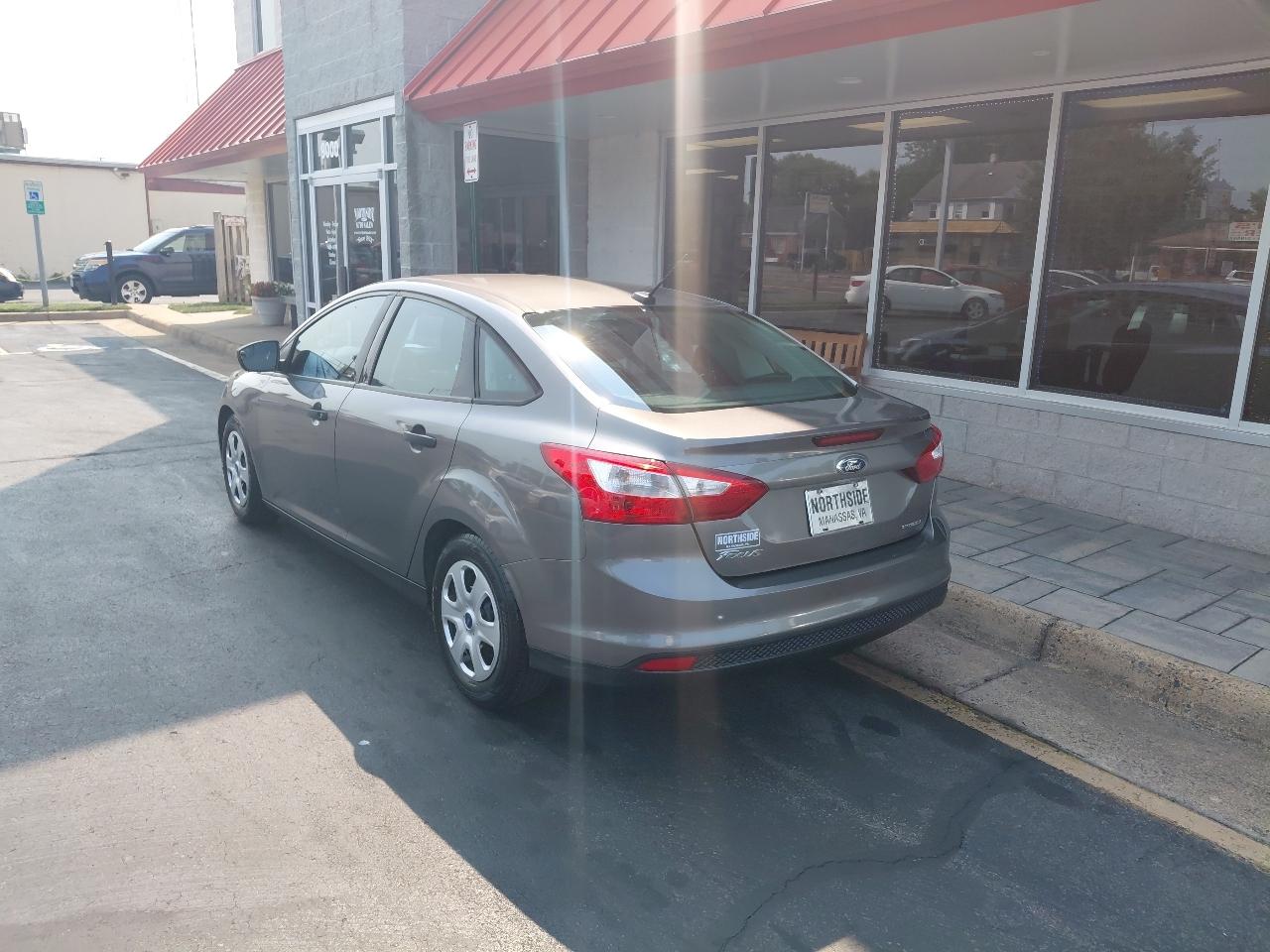 Ford Focus 4dr Sdn S 2014