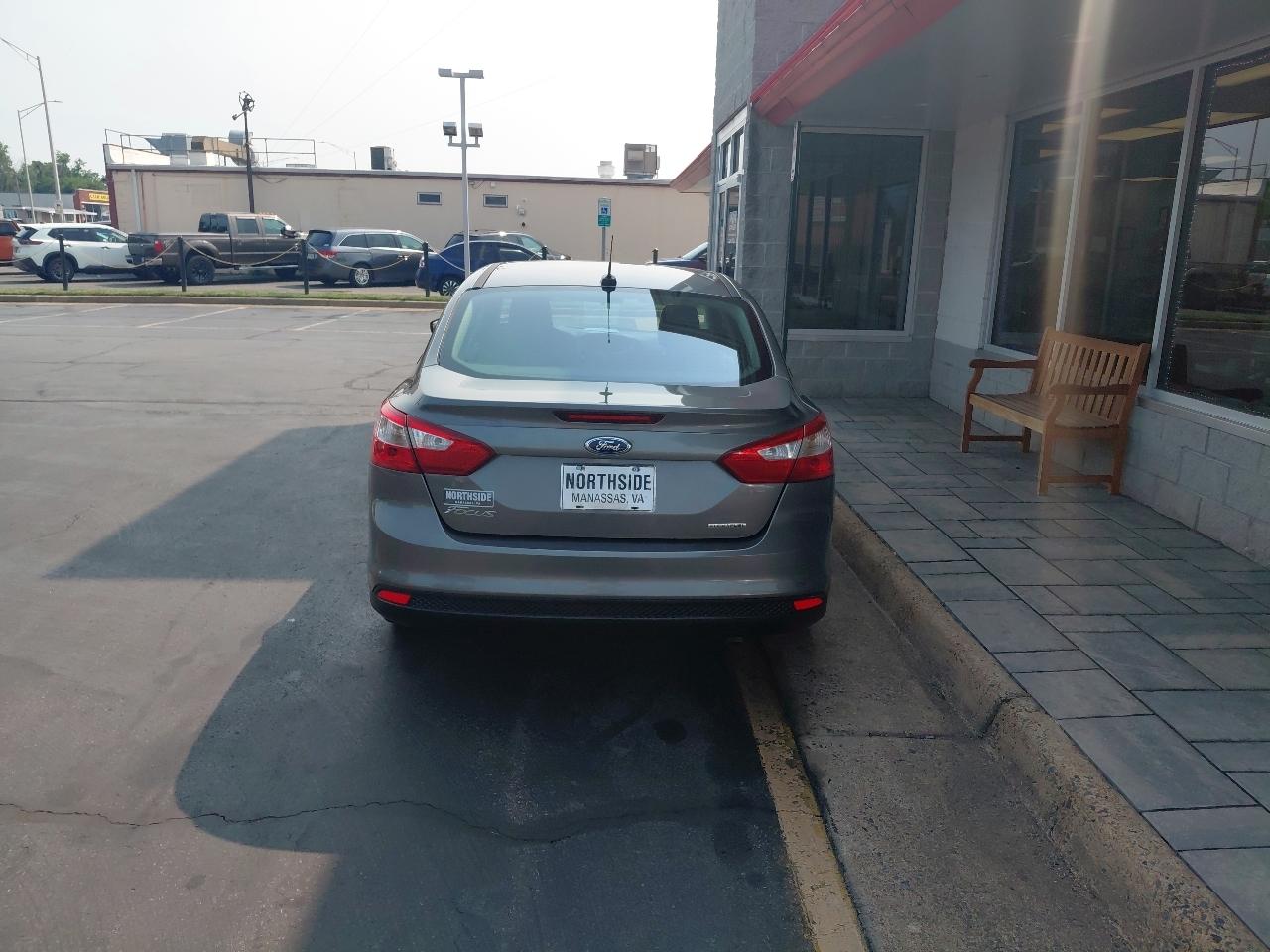 Ford Focus 4dr Sdn S 2014