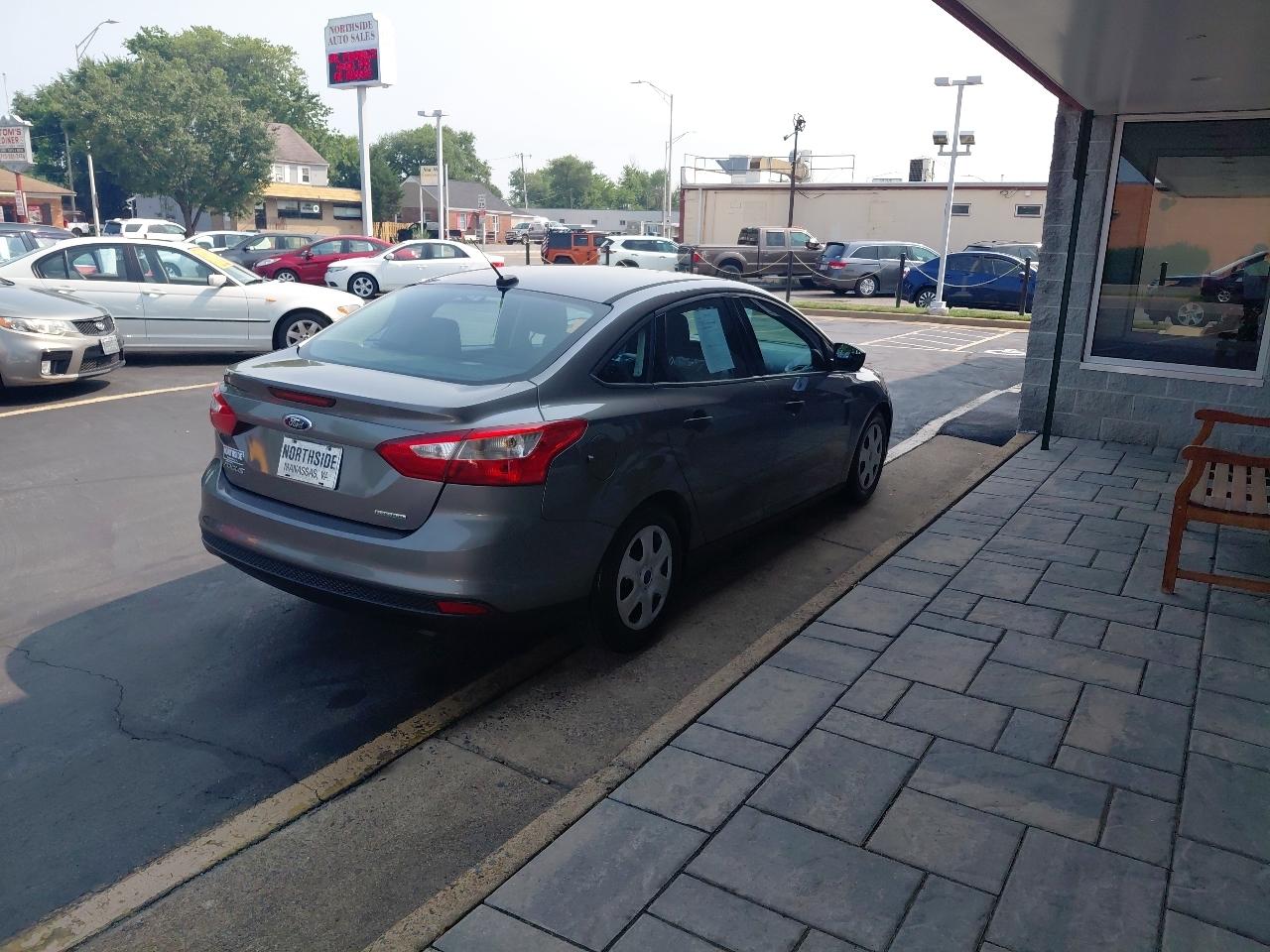Ford Focus 4dr Sdn S 2014