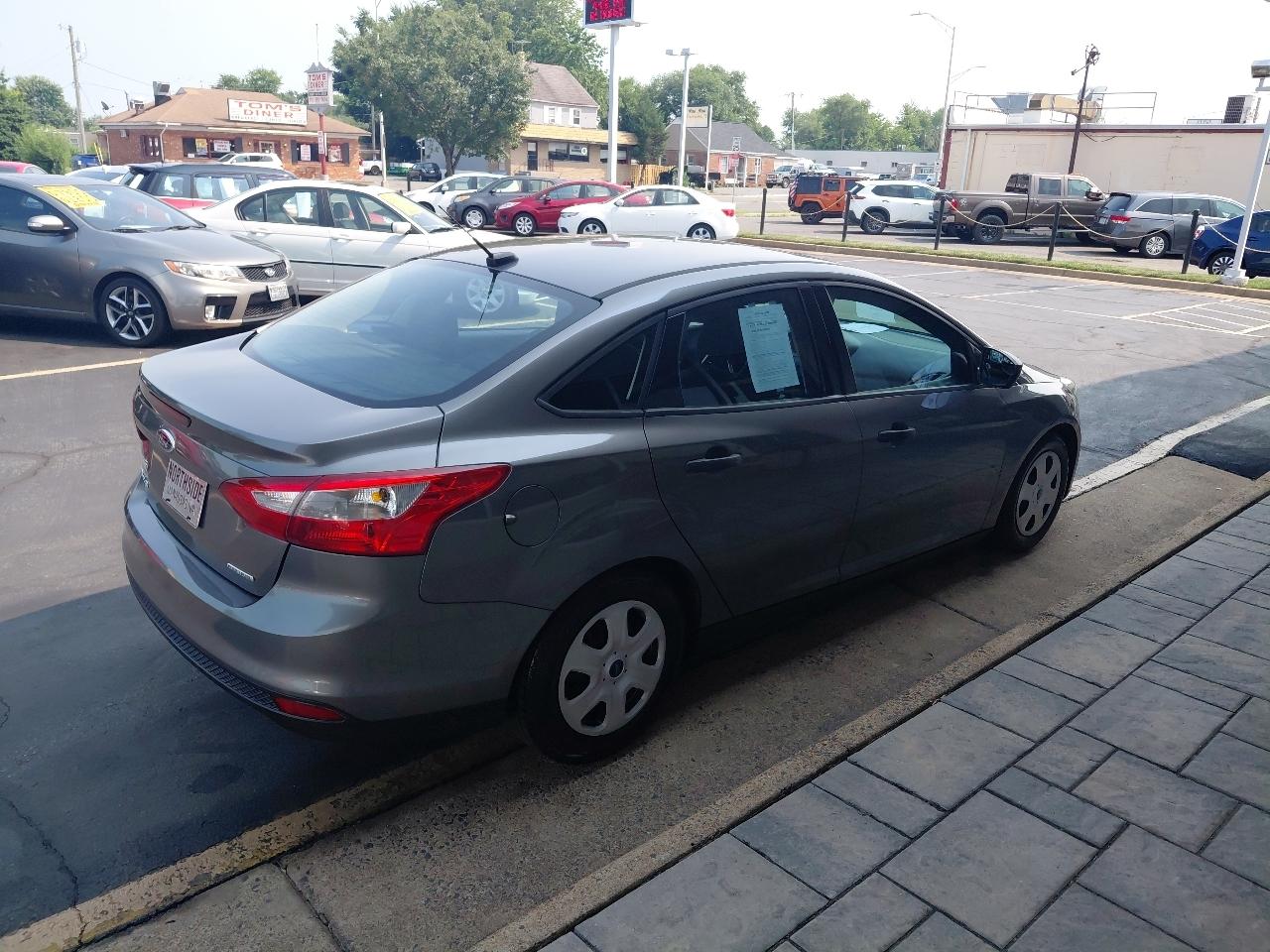 Ford Focus 4dr Sdn S 2014