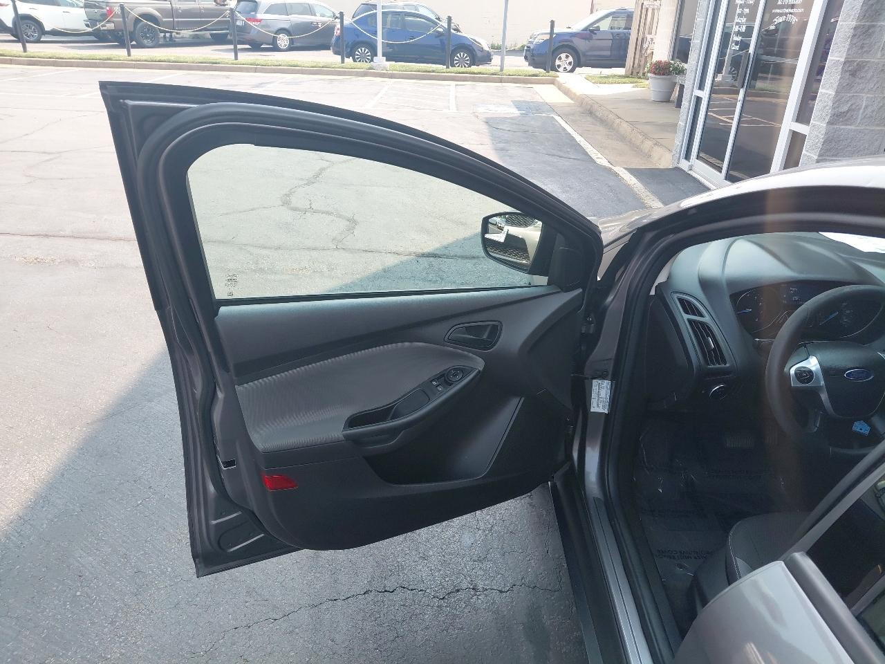 Ford Focus 4dr Sdn S 2014
